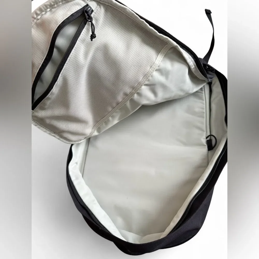 Moment MTW Travelwear Traveler Backpack 21L Minimalist Laptop Camera Travel Bag